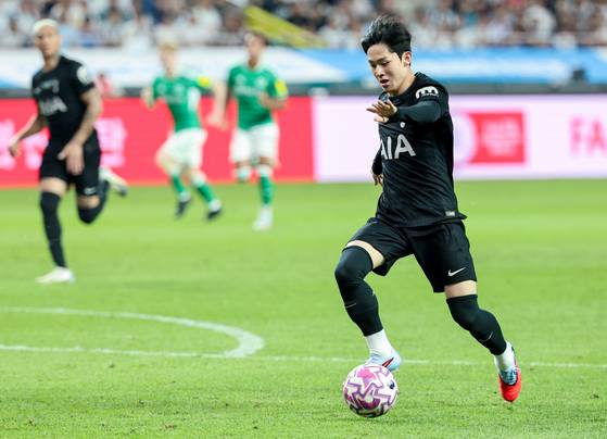 Tottenham’s Yang Min-hyeok attempts a dribble breakthrough. [YONHAP]