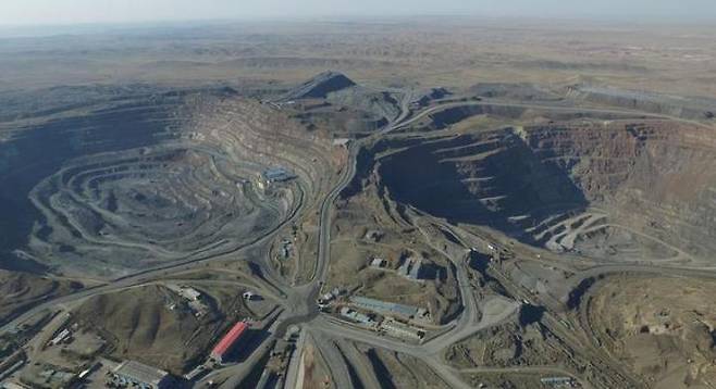 The Bayan Obo Mining District, the largest rare earth mine in China's Inner Mongolia region, is seen in this file photo [JOONGANG ILBO]