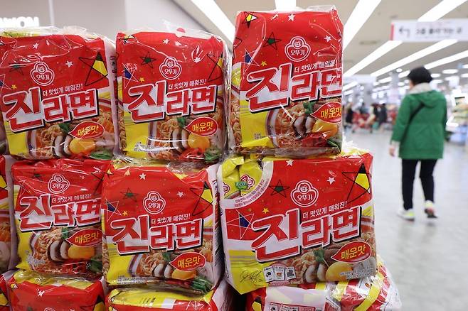 서울 시내 한 대형마트에 오뚜기 진라면이 진열돼 있다. 연합뉴스