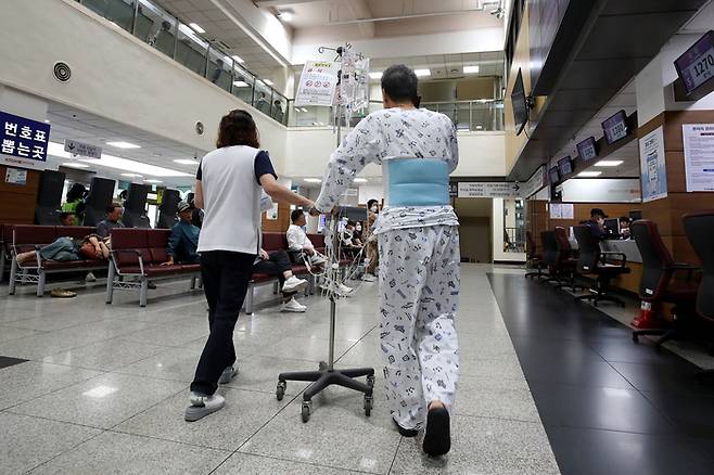 대구 중구 경북대병원에서 간병인이 환자와 함께 이동하고 있다. [뉴스1]