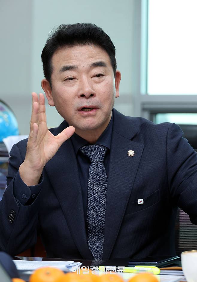 박정 민주당 의원이 5일 서울 여의도 국회의원 회관에서 매일경제신문과 인터뷰를 하고 있다.  김재훈기자