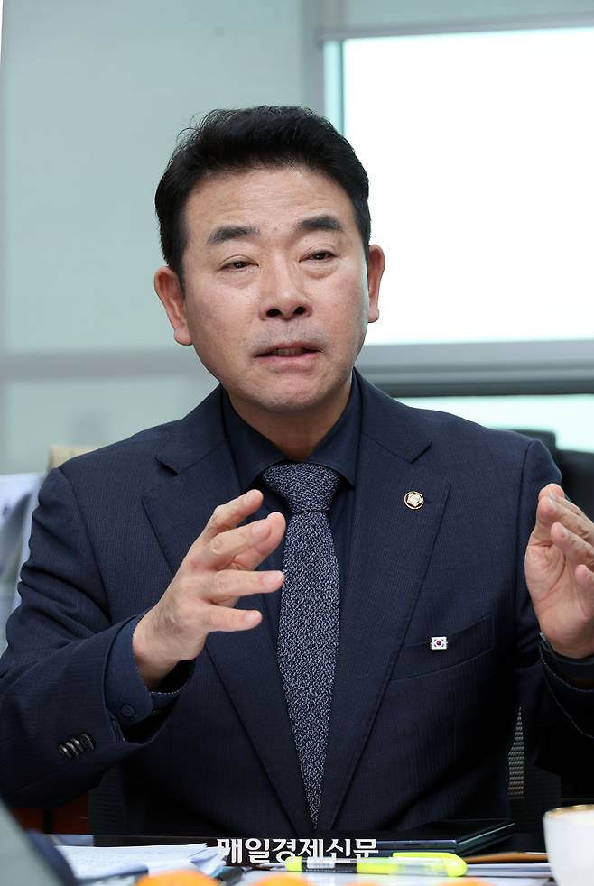 박정 민주당 의원이 5일 서울 여의도 국회의원 회관에서 매일경제신문과 인터뷰를 하고 있다.  김재훈기자