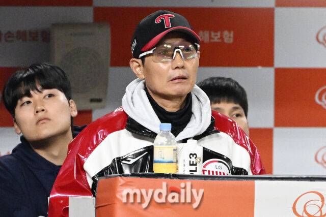 LG 염경엽 감독이 경기를 지켜보고 있다./마이데일리