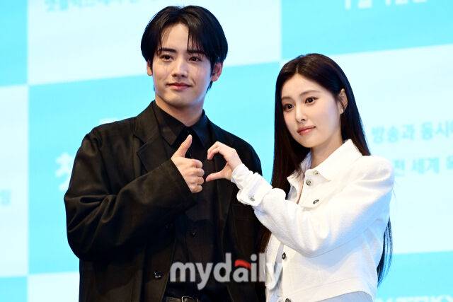 2026년 1월 7일 오후 서울 구로구 더 세인트에서 진행된 '첫입에 반하다' 제작발표회에서 아카소 에이지(왼쪽)과 강혜원이 포즈를 취하고 있다. / 곽경훈 기자 (kphoto@mydaily.co.kr)