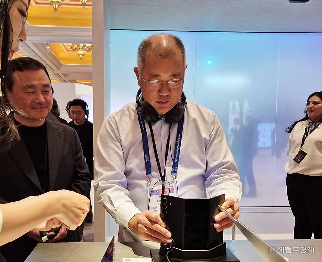 정의선 현대차그룹 회장이  6일(현지시간) 미국 라스베이거스에서 개막한 CES 2026 삼성전자 단독 전시관을 찾아 ‘갤럭시 Z 트라이폴드’를 펼쳐보이고 있다. 오른쪽은 노태문 삼성전자 대표이사 사장. 김현일 기자