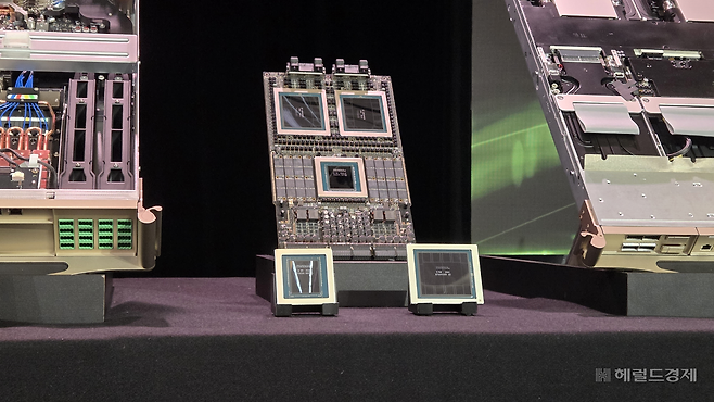 삼성전자와 SK하이닉스의 HBM4가 16개 들어가는 엔비디아의 루빈 칩. 박지영 기자.