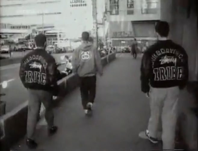 스투시 트라이브 바시티 재킷과 스투시 SS로고 후드티를 입은 사람들의 뒷모습.  [BBC ‘더룩(The Look)’ 스투시 편 캡처]