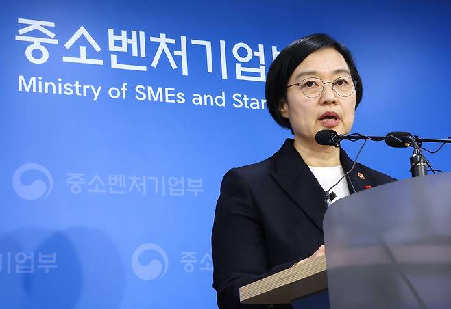 한성숙 중소벤처기업부 장관이 17일 정부세종청사 중기부 기자실에서 2026년 주요 정책 추진계획에 관해 설명하고 있다. <연합뉴스>
