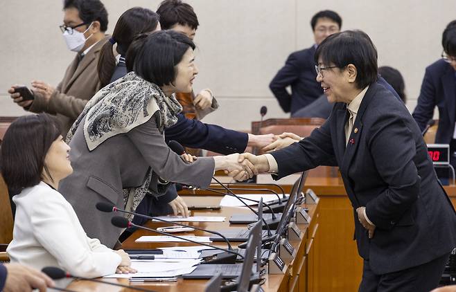 정은경 보건복지부 장관(오른쪽)이 7일 국회에서 열린 보건복지위원회 전체 회의에서 아동수당법 개정안 통과된 뒤 한지아 국민의힘 의원을 비롯한 야당 의원들과 인사하고 있다. [연합]