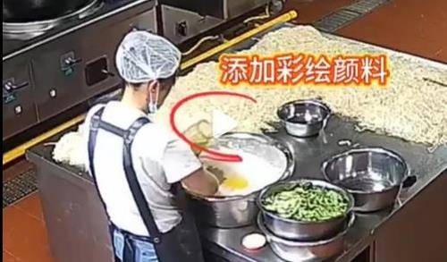 집단 납중독 사건이 발생한 중국 유치원의 급식 조리 장면. [중국 매체 펑파이신문 동영상 캡처]