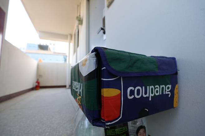 서울 시내 한 아파트 복도에 쿠팡 로켓프레시 가방이 놓여있다. [연합]