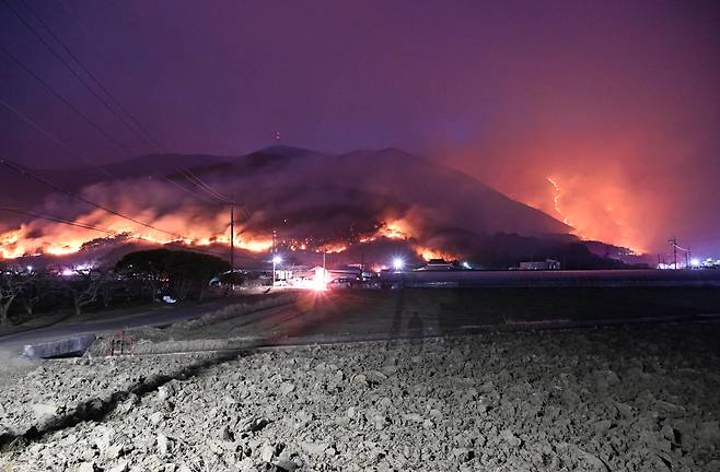 경상남도 산청군 시천면에서 시작된 산불이 하동군 옥종면 두양리 경계지점까지 번져 불타고 있다.[경남도민일보 제공]