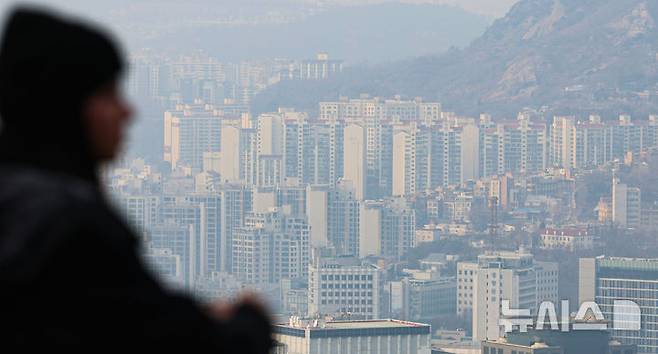 [서울=뉴시스] 권창회 기자 = 사진은 28일 서울 남산에서 바라본 아파트 단지 모습. 2025.12.28. kch0523@newsis.com