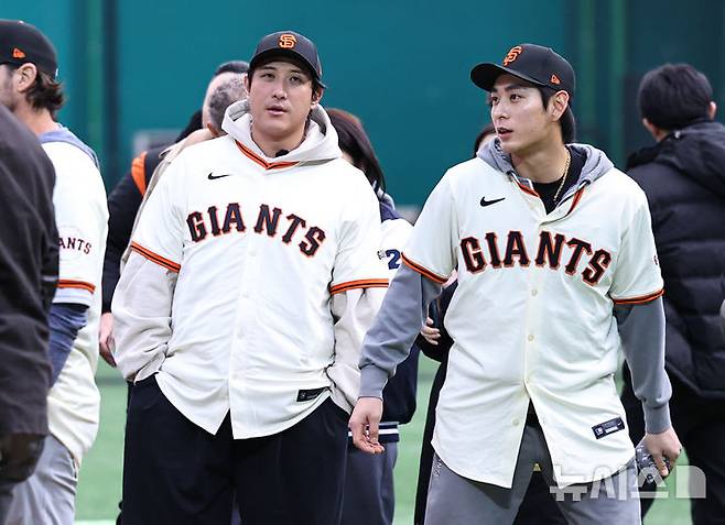 [이천=뉴시스] 최진석 기자 = 샌프란시스코 자이언츠 이정후가 7일 오후 경기 이천 LG 챔피언스파크에서 열린 샌프란시스코 자이언츠 야구 클리닉에 앞서 은퇴한 황재균과 대화를 나누고 있다. 2026.01.07. myjs@newsis.com