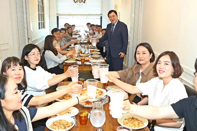 주낙영 경주시장이 박영신 주무관을 비롯한 다자녀 직원 18명과 간담회를 갖고 어려움을 청취하고 있다. 경주시 제공