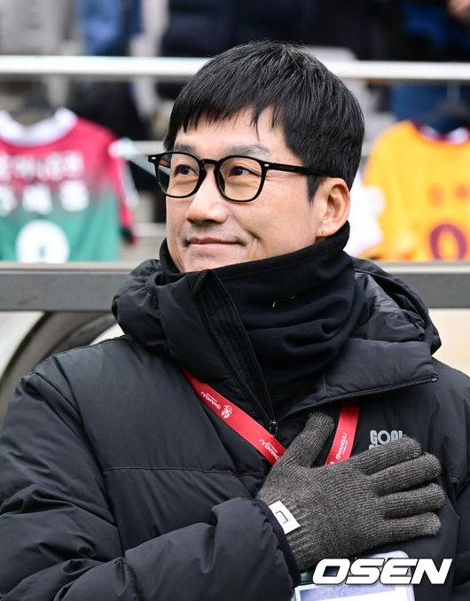 [OSEN=상암월드컵경기장, 조은정 기자] 2025 하나은행 코리아컵 전북FC와 광주FC의 결승전이 6일 서울 마포구 서울월드컵경기장에서 열렸다.시민구단 광주는 사상 첫 코리안컵 우승에 도전, 전북은 올해 K리그1 우승에 이어 두 번째 더블을 노린다.이정효 감독이 애국가를 제창하고 있다. 2025.12.06 /cej@osen.co.kr