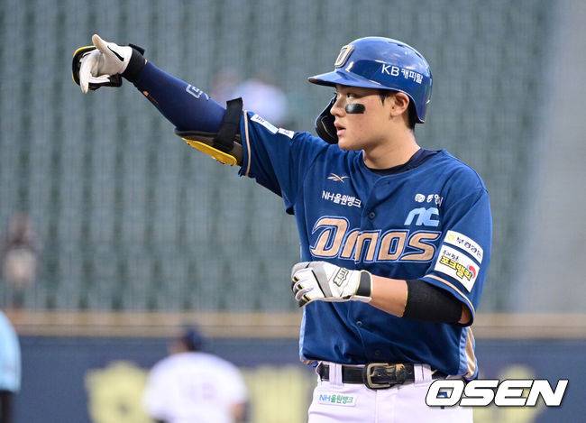 [OSEN=잠실, 최규한 기자] 14일 서울 잠실야구장에서 ‘2025 신한 SOL Bank KBO리그’ 두산 베어스와 NC 다이노스의 경기가 열렸다.홈팀 두산은 곽빈, 방문팀 NC는 라일리 톰슨을 선발로 내세웠다.2회초 1사 주자없는 상황 NC 김주원이 안타를 날리고 1루에 안착해 기뻐하고 있다. 2025.08.14 / dreamer@osen.co.kr