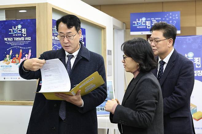 정명근&nbsp;화성시장(왼쪽)이 지난달 10일 나래울푸드마켓의&nbsp;먹거리 기본보장코너 ‘그냥드림’을 방문해 서류를 살펴보고 있다. 화성시&nbsp;제공