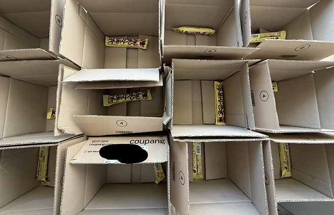 쿠팡에서 초코바 15개 1묶음을 주문하자 박스에 1개씩 담겨 배송된 모습. 사회관계망서비스(SNS) 캡처