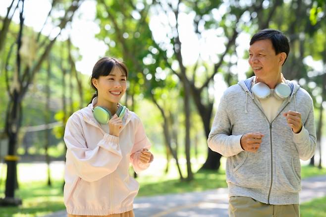 공원에서 함께 운동을 즐기고 있는 시민들. 전문가들은 걷기만으로 운동 효과를 내려면 속도와 시간을 의식해 강도를 조절하고, 체력이 붙은 뒤에는 걷기와 달리기를 번갈아 하는 방식이 도움이 된다고 조언한다. 123rf