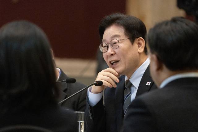 중국을 국빈방문 중인 이재명 대통령이 7일 상하이시에서 열린 순방기자단 오찬간담회에서 취재진 질문에 답변하고 있다. 뉴스1