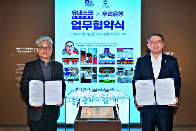 정진완(오른쪽) 우리은행장과 윤병순 유네스코한국위원회 사무총장 직무대행이 6일 우리은행 본점에서 업무협약을 맺고 기념촬영을 하고 있다. 우리금융그룹