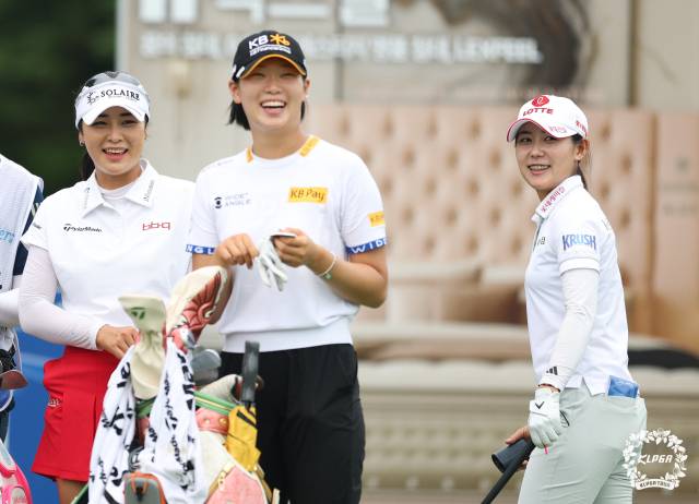 동반 라운드를 하고 있는 윤이나(왼쪽부터), 방신실, 황유민. 사진 제공=KLPGA