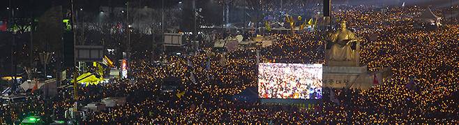 2016년 11월 26일 서울 광화문 일대에서 열린 '최순실 게이트' 진상 규명과 박근혜 대통령 퇴진 촉구 촛불집회에 수십만 인파가 몰렸다.&nbsp;박해윤 기자