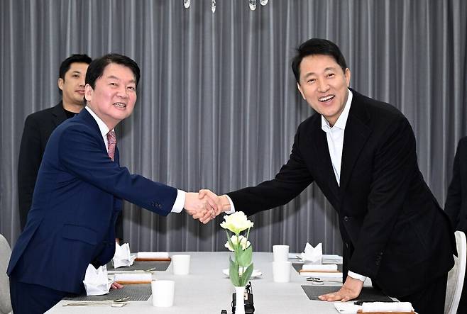 오세훈 서울시장이 6일 서울시장 공관에서 안철수 국민의힘 의원과 만나고 있다. ⓒ연합뉴스