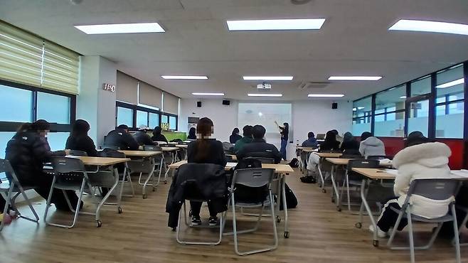 지난 6일 개강한 2026년 제1회 고졸검정고시 대비 특강반 수업 현장 ⓒ거제시 제공