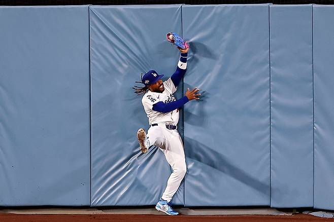 저스틴 딘이 지난해 10월 NLDS 필라델피아전에서 8회말 호수비를 펼치고 있다. Getty Images코리아