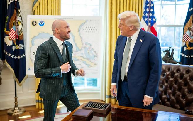 코너 맥그리거(왼쪽)과 도널드 트럼프 미국 대통령. /사진=백악관 공식 홈페이지 갈무리