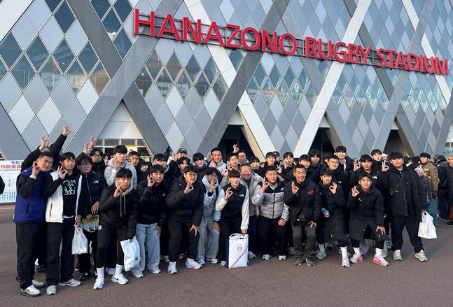 지난 3일부터 6일까지 진행된 ‘제2회 OK 읏맨 럭비아카데미’에서 ‘하나조노 고고 전국 럭비대회’를 관람한 최윤 회장(첫째줄 가운데)과 오영길 OK 읏맨 럭비단 감독(첫째줄 오른쪽 세번째)을 비롯한 참가 중등 럭비부 선수들이 기념촬영을 하고 있는 모습. /사진=OK 읏맨 럭비단