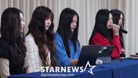 걸그룹 뉴진스(NewJeans, 해린 다니엘 민지 하니 혜인)가 서울 강남구 스페이스쉐어 삼성역센터 갤럭시홀에서 긴급 기자회견을 개최, 입장을 전하고 있다. /사진=임한별(머니S)