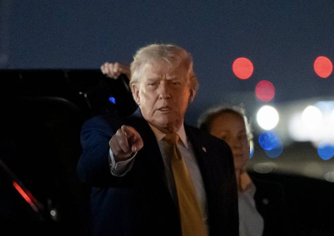 도널드 트럼프 미국 대통령이 니콜라스 마두로 베네수엘라 대통령 부부를 체포·압송한 뒤인  1월 4일(이하 현지 시간) 전용기 에어포스원 앞에서 기자들 질문에 답하고 있다.&nbsp;뉴시스