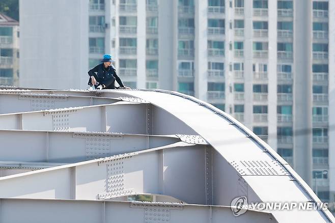 "보육시설 학대 진상 조사하라" 2025년 6월 11일 서울 한강대교 아치 위에 오른 A 보육원 출신 송준영 씨가 과거 보육원에서 폭력을 당한 피해자들에게 국가와 지방자치단체는 배상 과 보상, 진상 규명 등을 하라며 농성을 벌이고 있다. [연합뉴스 사진]