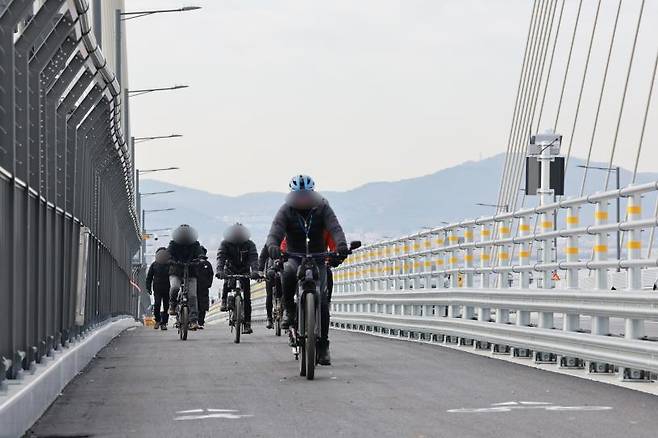 지난 6일 제3연륙교 통행하는 자전거 이용객들 [촬영 황정환]
