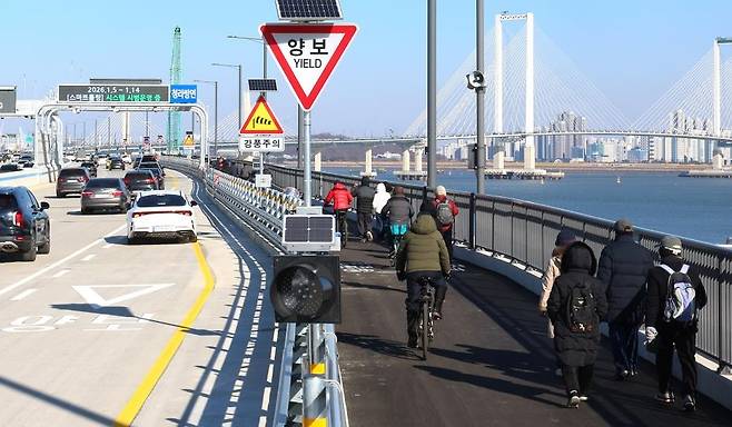 '개통 첫날' 지난 5일 제3연륙교 [연합뉴스 자료사진]