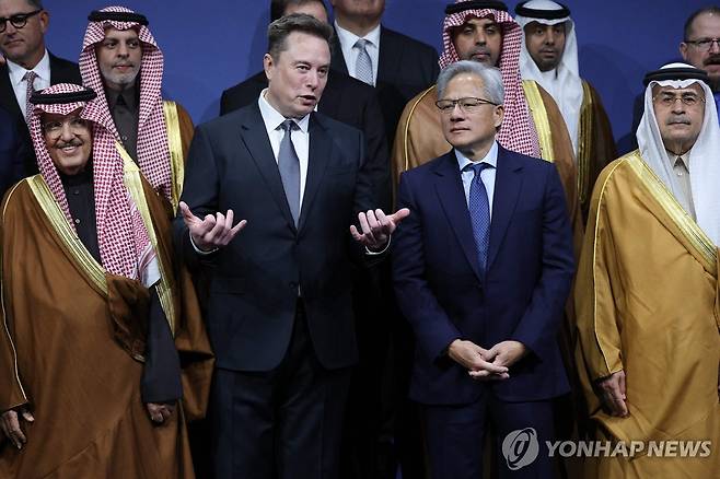 지난해 11월 미국-사우디 투자 포럼에 참석한 일론 머스크 테슬라 CEO와 젠슨 황 엔비디아 CEO  [AFP 연합뉴스 자료사진. 재판매 및 DB 금지]