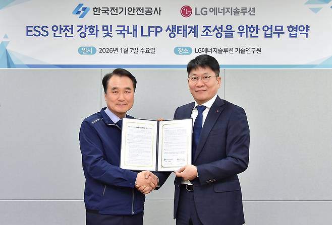 LG엔솔, 한국전기안전공사와 ESS LFP 배터리 안전성 강화 협약 (서울=연합뉴스) 김동명(오른쪽) LG에너지솔루션 사장과 남화영 한국전기안전공사 사장이 7일 업무협약(MOU) 체결식에서 기념촬영을 하고 있다. 2026.01.07 [LG에너지솔루션 제공. 재판매 및 DB 금지]