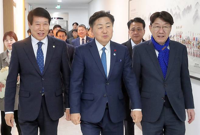 전주시의회 방문한 김관영 전북도지사(가운데) [전주시의회 제공. 재판매 및 DB 금지]