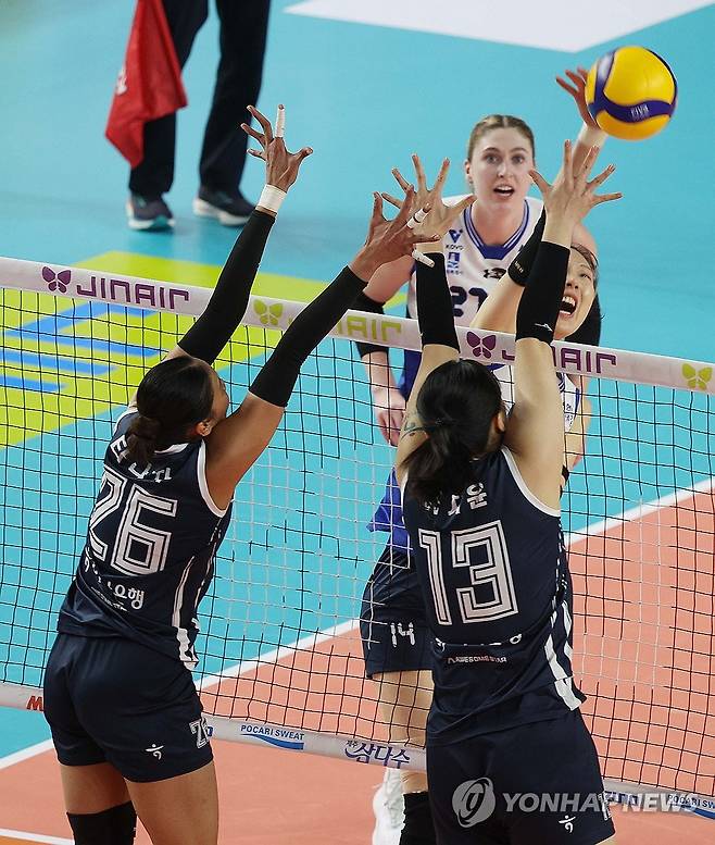 '들어가라' (김천=연합뉴스) 김현태 기자 = 7일 오후 경북 김천실내체육관에서 열린 여자 프로배구 현대건설 힐스테이트 와 한국도로공사 하이패스의 경기. 현대건설 양효진이 공격을 시도하고 있다. 2026.1.7 mtkht@yna.co.kr