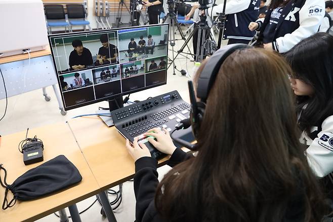 병점고등학교 3학년 학생이 '라이브 토크쇼 방송제작'과정에 참여해 카메라 화면을 확인하고 있다. 사진=화성오산교육지원청