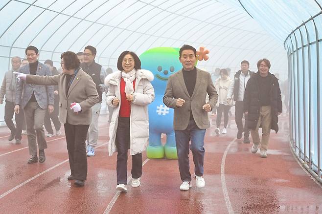 포천운동장에 설치된 비닐하우스 트랙에서 백영현 시장 부부가 달리고 있다. 사진=포천시청