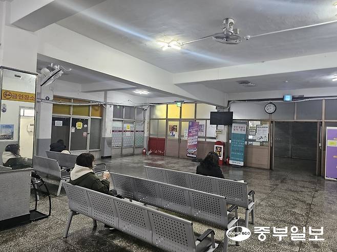 8일 오전 이천시 이천종합터미널에서 이용객들이 난방시설, 버스도착정보안내기 등 편의 시설 없이 대기하고 있다. 한바오로기자