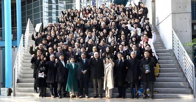 배재대는 1월 6일 국제교류관에서 신년교례회를 열고 황문찬 학교법인 배재학당 이사장, 김욱 총장 등이 파이팅을 외쳤다. /배재대 제공