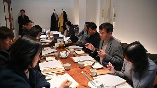 전주관광재단 신년 기자간담회가 8일 전주의 한 음식점에서 열렸다. 용선중 대표이사가 10대 기획사업을 설명하고 있다/사진=전주관광재단 제공