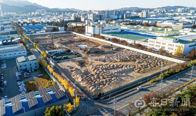 10일 삼성전자 구미1사업장 일부 부지에서 철거 작업이 진행되고 있다. 이곳은 지난해 삼성SDS가 매입한 곳으로, 삼성이 구미에 신설하는 차세대 인공지능 데이터센터가 들어설 전망이다. 안성완 기자 asw0727@imaeil.com
