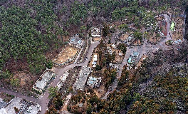 폐업 4년째를 맞고 있는 부산 유일의 동물원 부산진구 초읍동 삼정더파크. 2020년 4월 이후 문을 닫은 삼정더파크를 상공에서 내려다 본 모습. 정종회 기자 jjh@