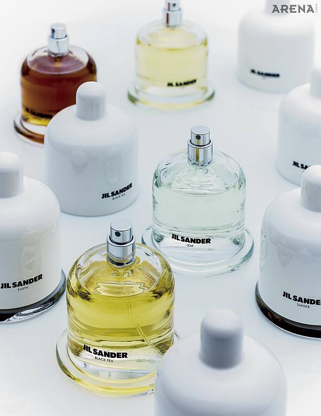 (왼쪽 위부터 시계 방향으로) 생두와 원두, 페루산 발삼 조합으로 피부에 닿을 때 미묘하고 감각적인 잔향을 남기는 커피·업사이클 시더우드, 마다가스카르산 베티베르, 재스민 에센스로 이루어진 경쾌한 플로럴 노트의 미엘·지중해 정원에서 갓 수확한 싱그러운 채소와 초록 잎사귀를 연상시키는 리프·건조하고 산뜻한 세탁물의 향과 벽난로의 스모키한 향취가 함께 풍기는 스모크·시나몬과 우디, 정향, 오스만투스가 어우러지며 따뜻하고 이국적인 향취의 블랙 티·두 가지 종류의 섬세한 향취에 파촐리 잎이 머금은 촉촉한 흙 내음을 더한 어스 각각 100mL 39만원.